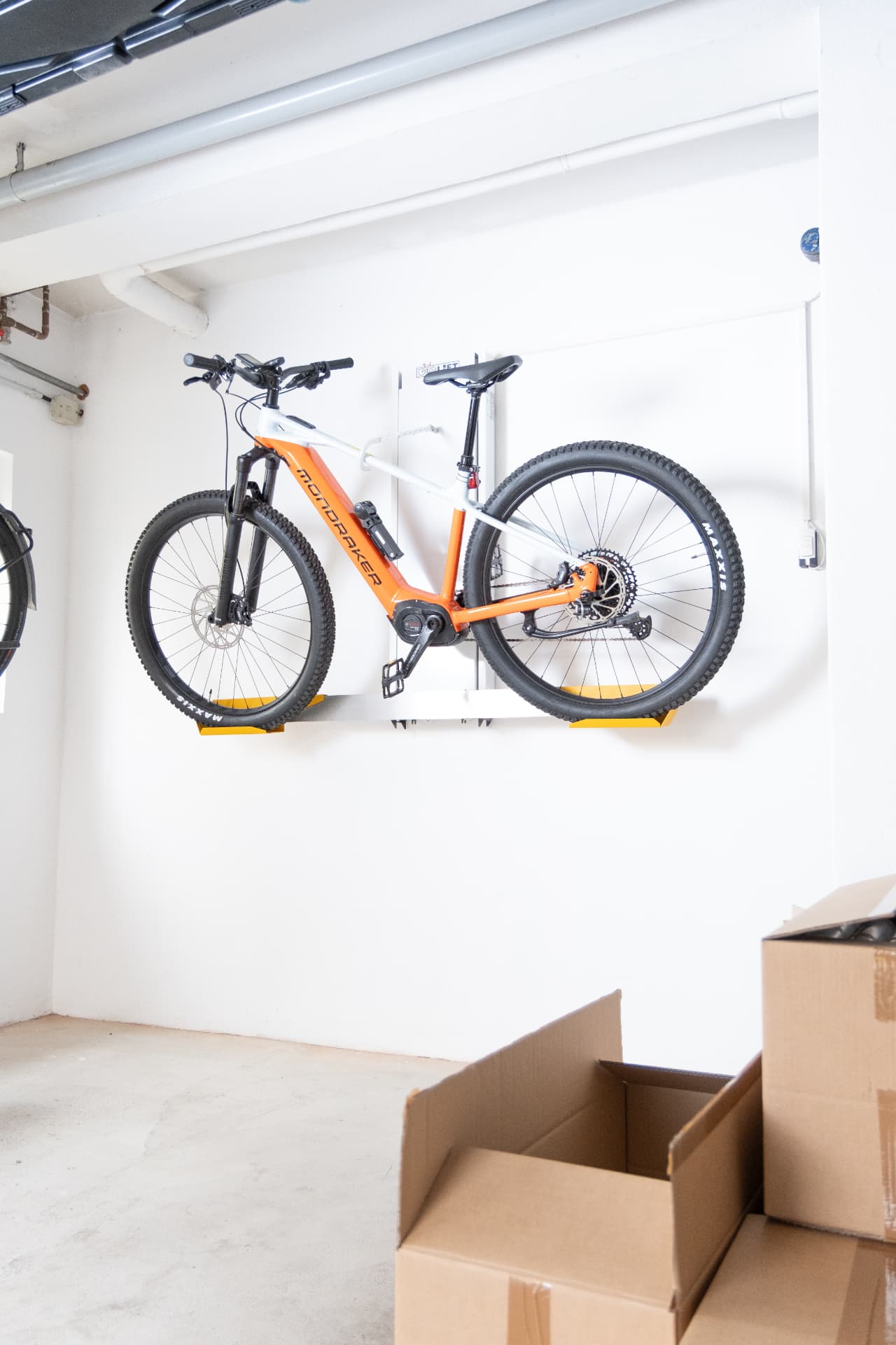 Bike Lift by GEIGER – E-Bike an Wandhalterung in einem hellen Raum