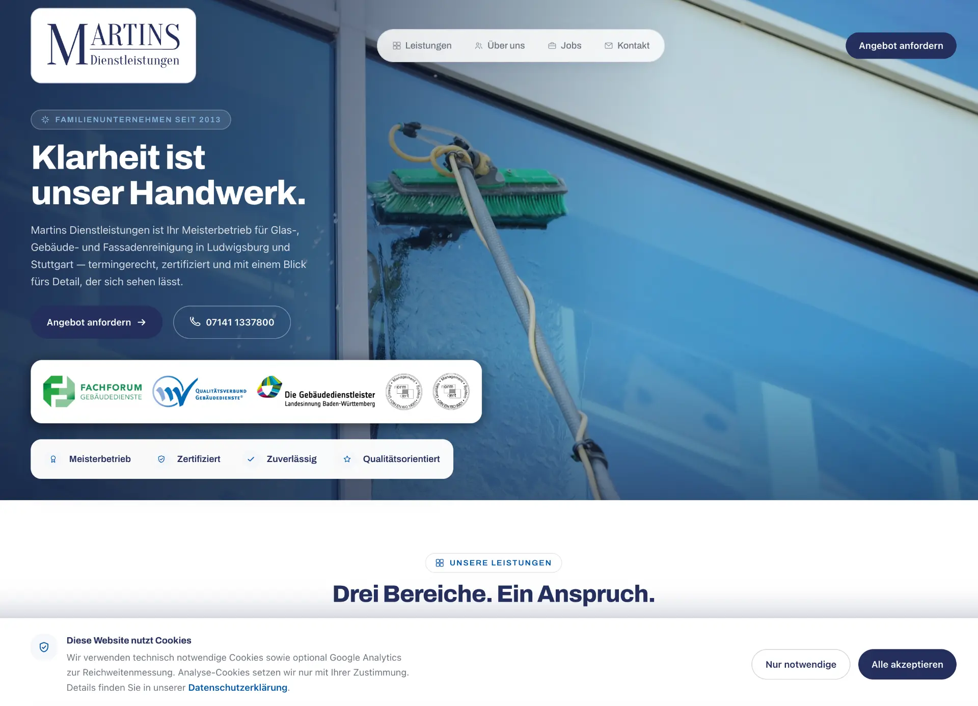 Website eines Gebäudedienstleisters mit Angebotsanfrage und Siegeln
